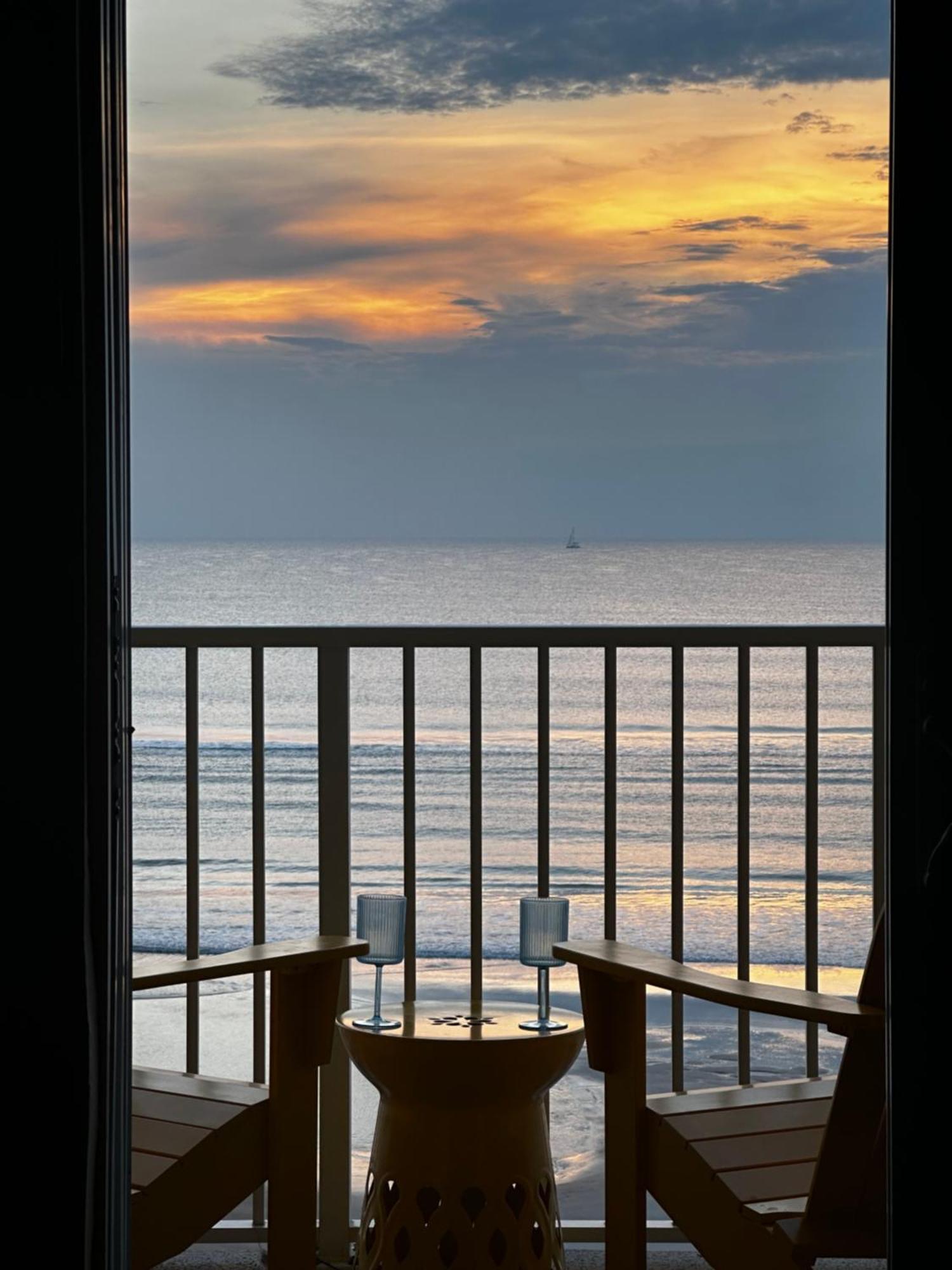 Oceanfront Oasis Aparthotel Daytona Beach Exterior photo
