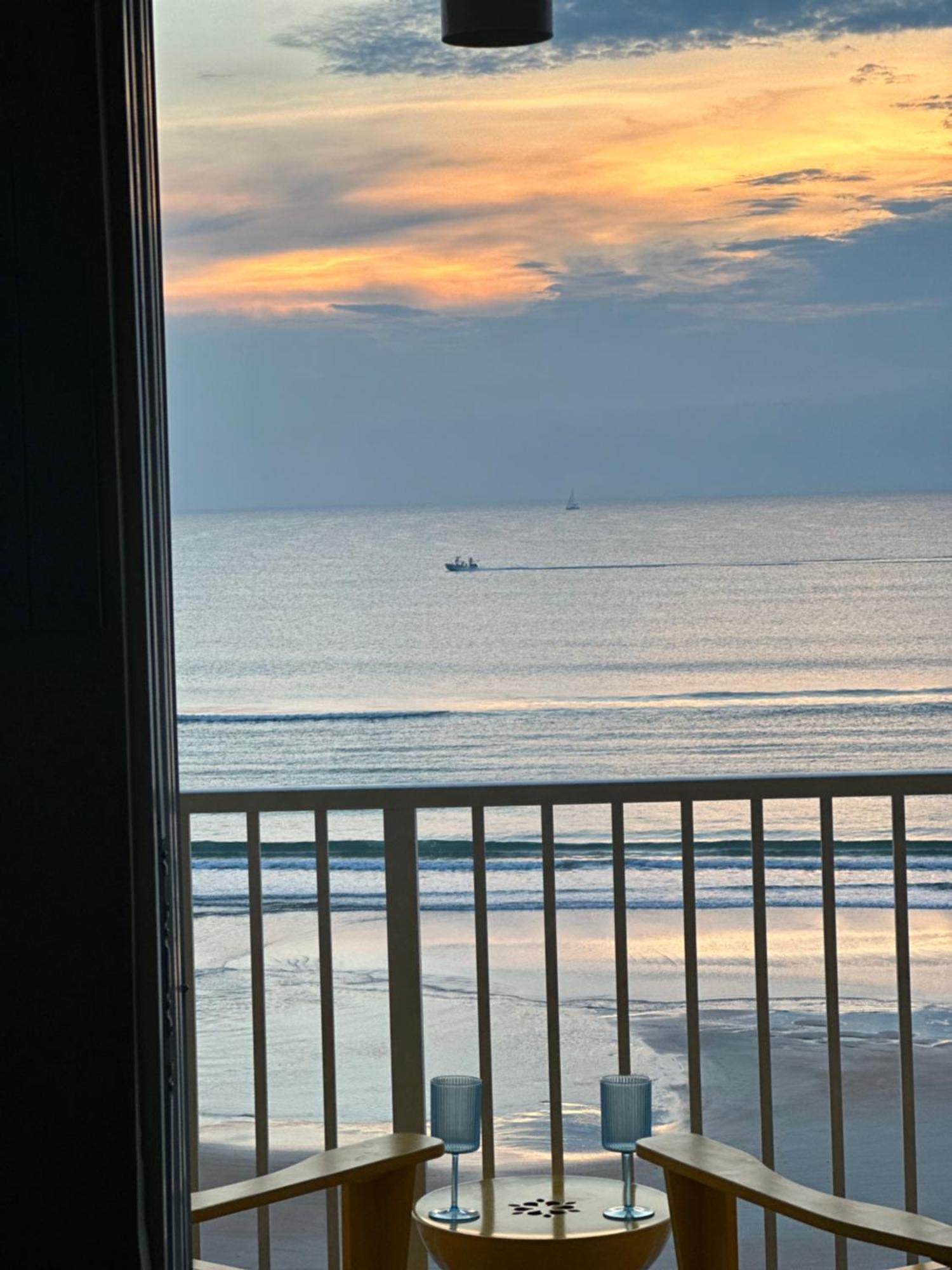 Oceanfront Oasis Aparthotel Daytona Beach Exterior photo